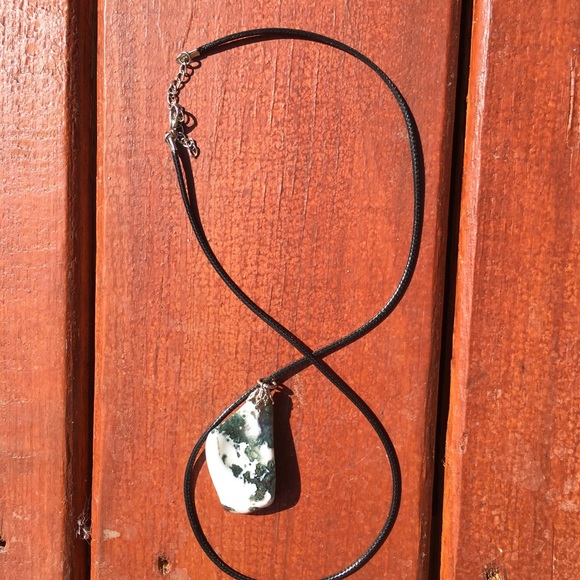 Green zebbra lace agate necklace - Picture 2 of 8